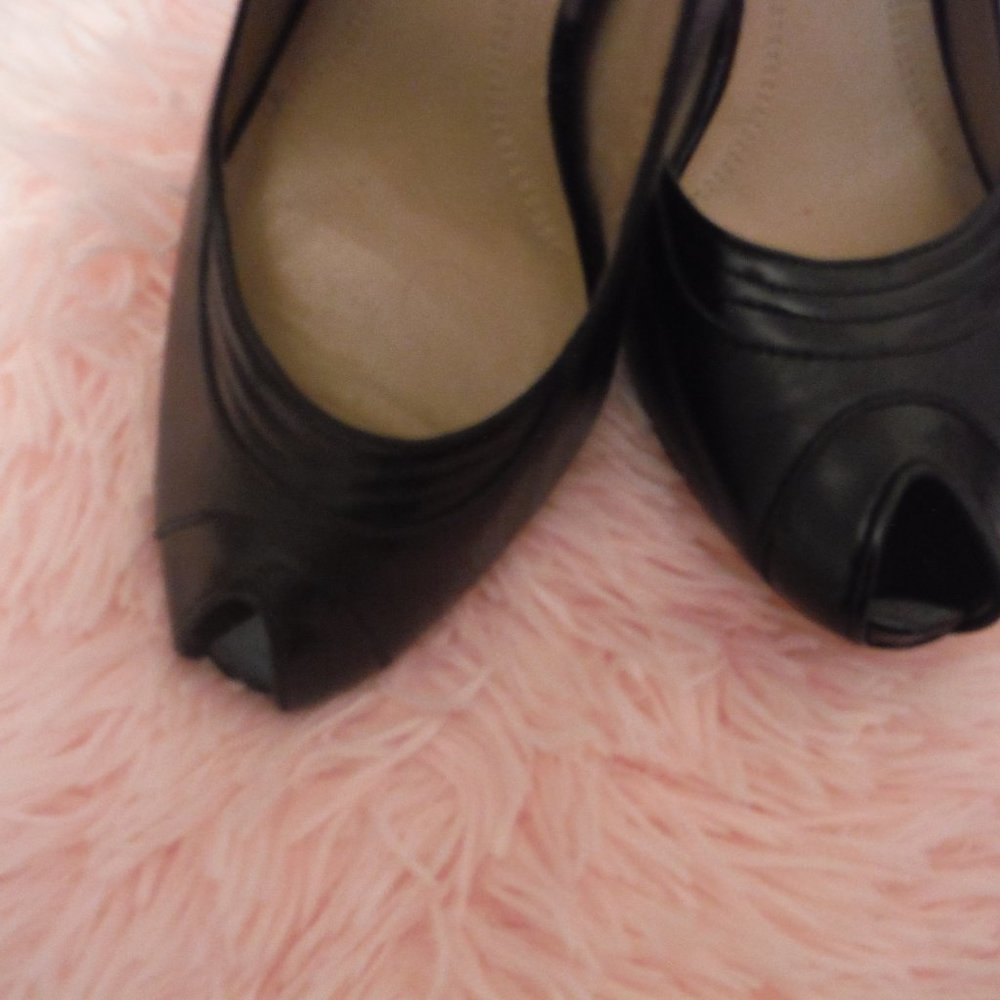 Ellen Tracy Peep Toe Heel - Picture 2 of 6
